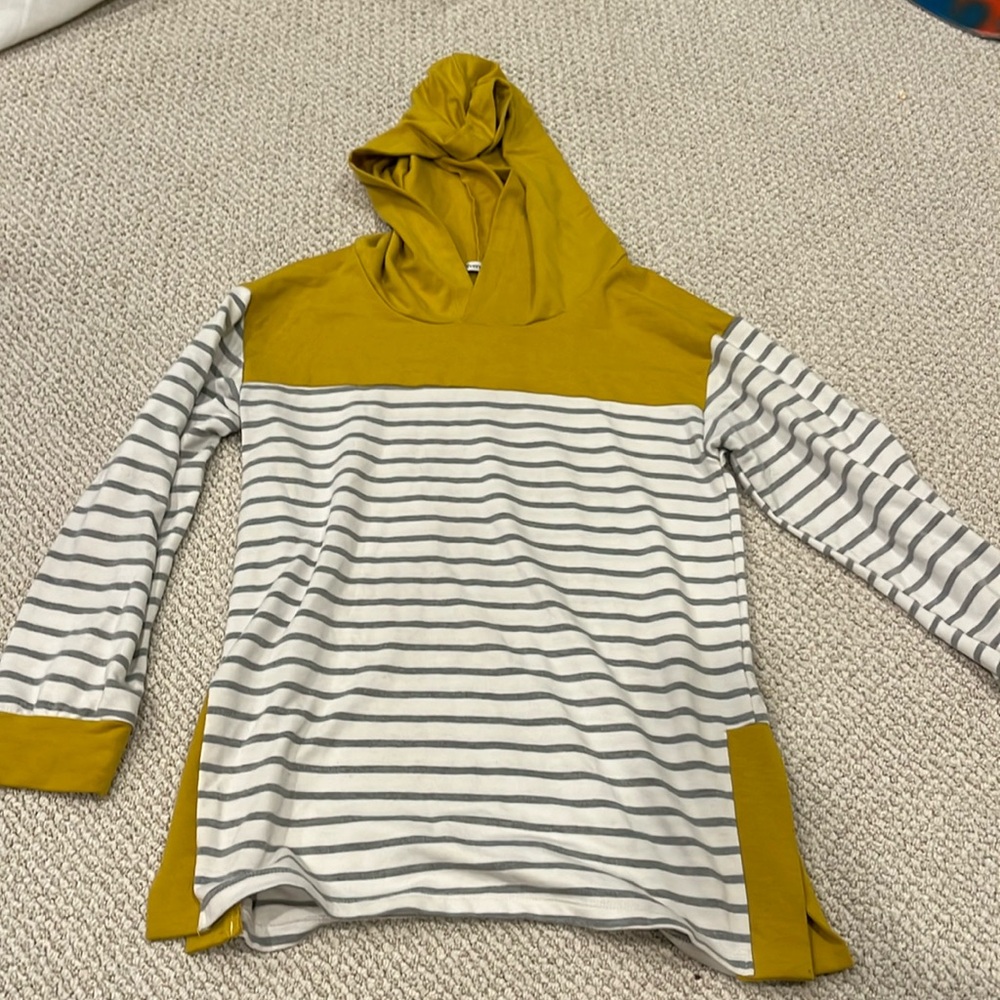 Z Avenue USA long sleeve hooded top